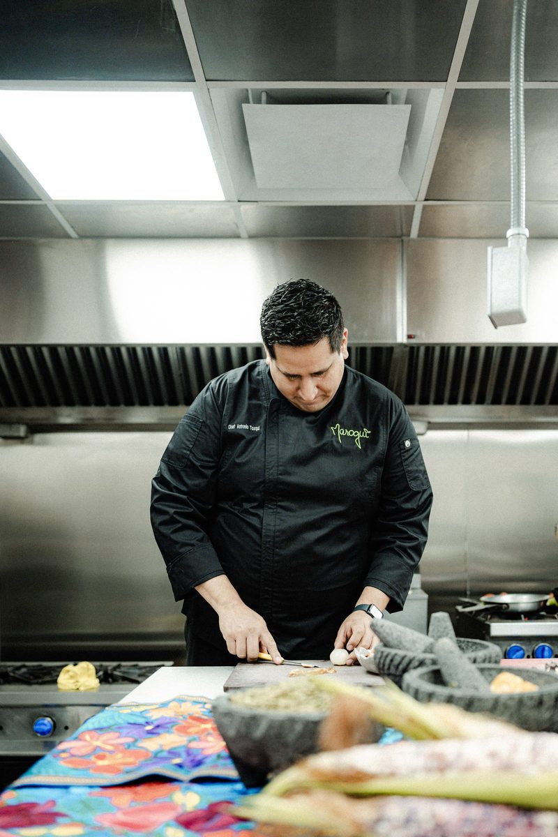 Chef Antonio Toxqui preparando un platillo en la cocina de Marogui