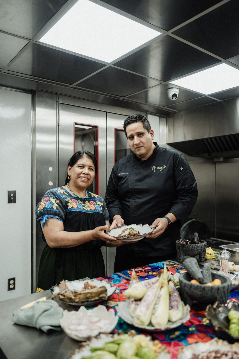 Chef Antonio Toxqui junto a su equipo presentando un platillo en la cocina de Marogui