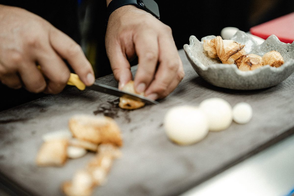 Detalle del corte y preparación de ingredientes en la cocina de Marogui