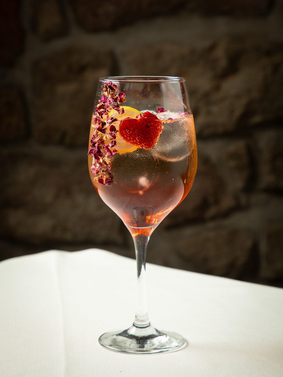 Cóctel de temporada con pétalos de rosa y fresa, Marogui