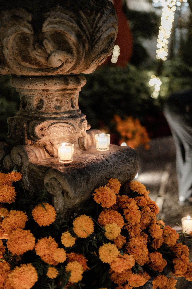 Detalle de veladoras y flor de cempasúchil, ambiente nocturno, Marogui