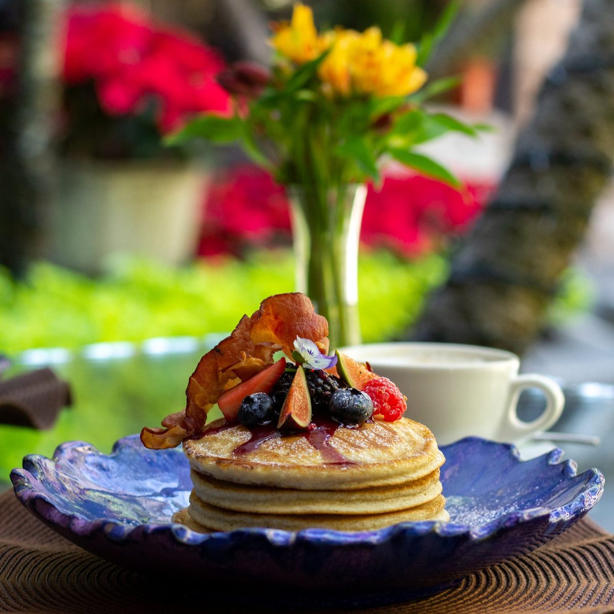 Hotcakes con frutos rojos, higo y tocino caramelizado, Marogui