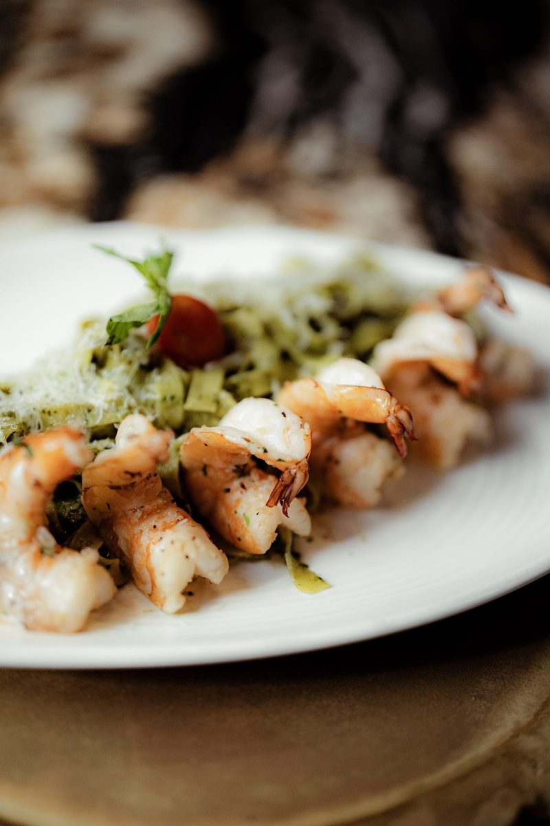 Camarones a la parrilla sobre tallarines al pesto, Marogui