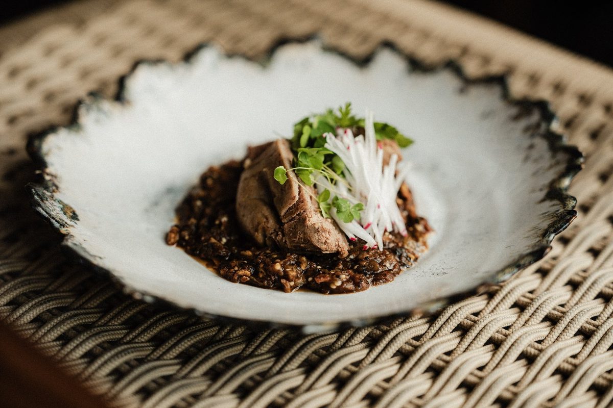 Platillo de temporada con salsa de molcajete y guarnición fresca, Marogui