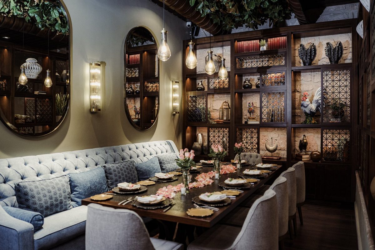 Salón Gallos, espacio principal de Marogui con detalles decorativos de gallos